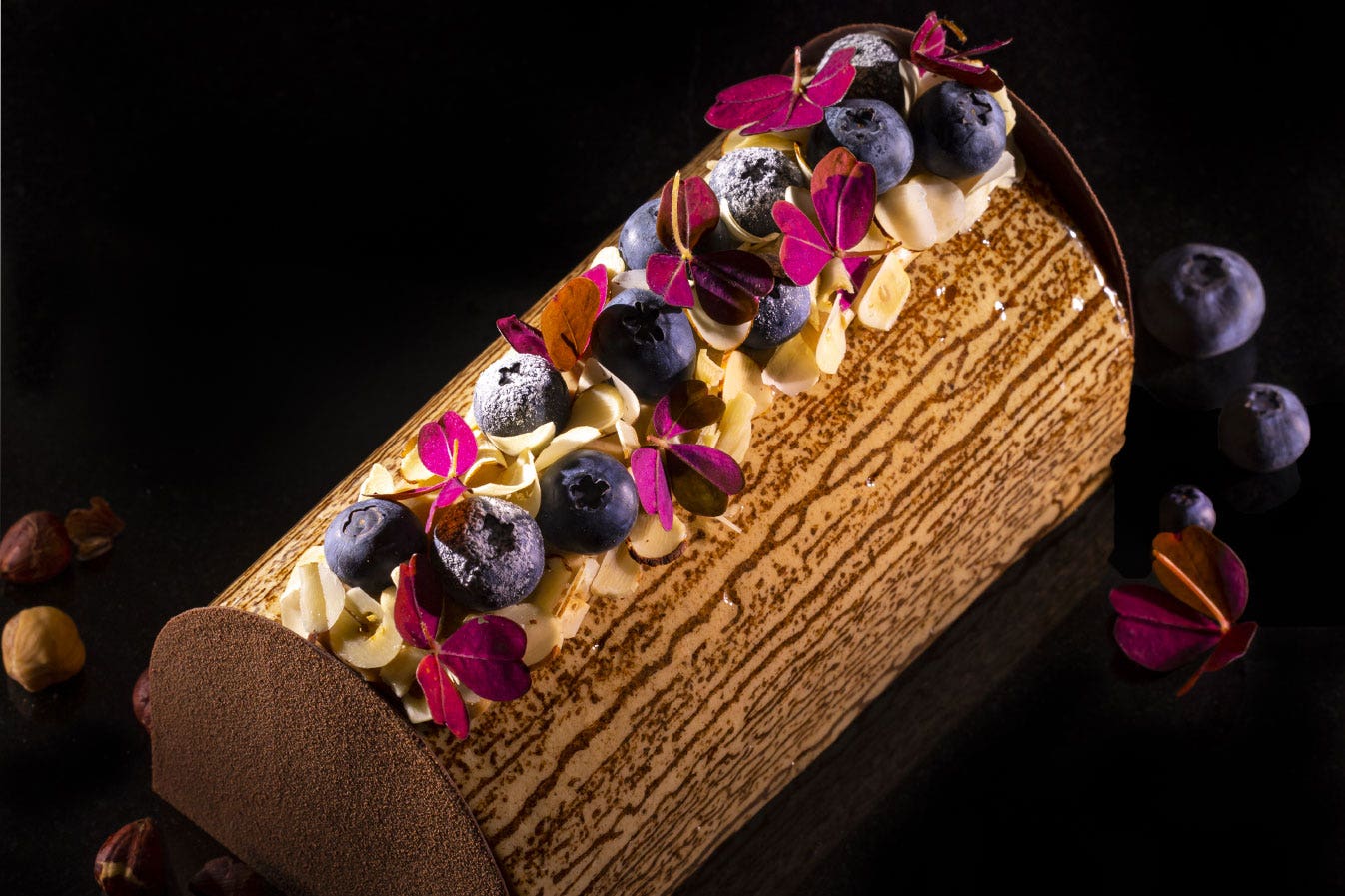 La recette de la bûche Jardin noisette cassis Lenôtre