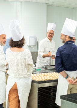 Organiser une journée teambuilding pour votre entreprise - cours de cuisine teambuilding et location de salle de réunion